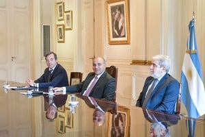 La reunión de trabajo se llevó a cabo este lunes por la mañana en la Casa de Gobierno como una instancia preparatoria hacia la conformación de la Mesa de Diálogo