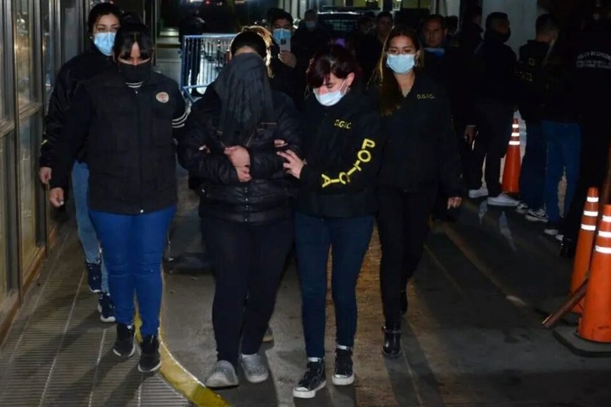 La detención de Brenda Agüero, la enfermera acusada por la muerte de bebés en el Neonatal.