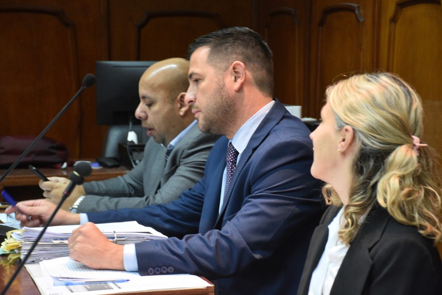 El fiscal Guillermo Persello (centro) destacó que el tribunal ordenara la prisión preventiva para el condenado.