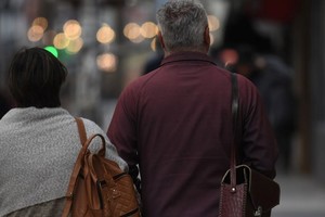 El viento y las bajas temperaturas que llegaron el domingo provocaron cambios rotundos en las vestimentas. Crédito: Manuel Fabatía