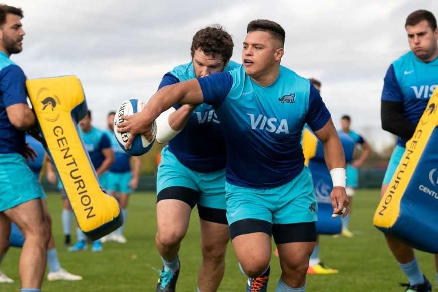 Thomas Gallo saca el "off load" con el apoyo del capitán Julián Montoya. Completan la imagen, Facundo Isa y Rodrigo Martínez con los escudos. Crédito: Prensa UAR / Gaspafotos.