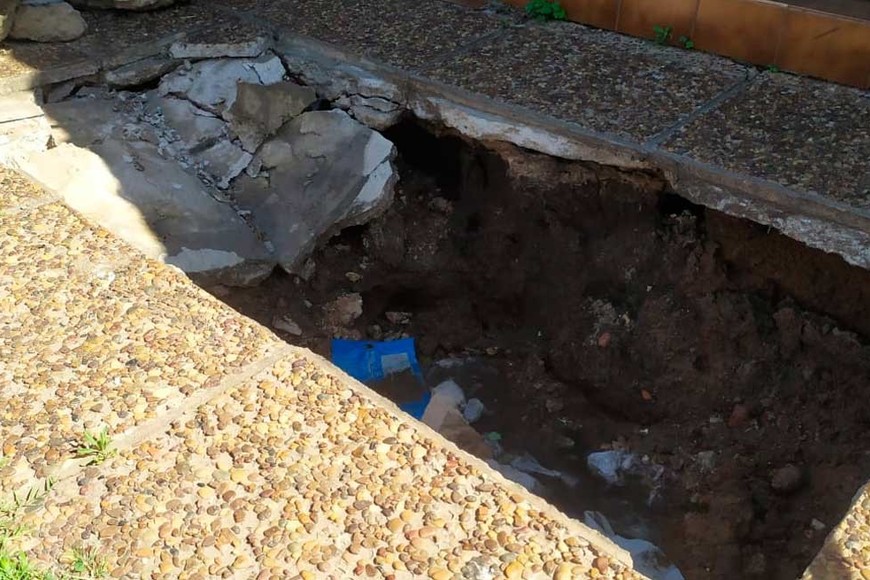 Los vecinos cercaron la zona mientras esperan la solución del problema.