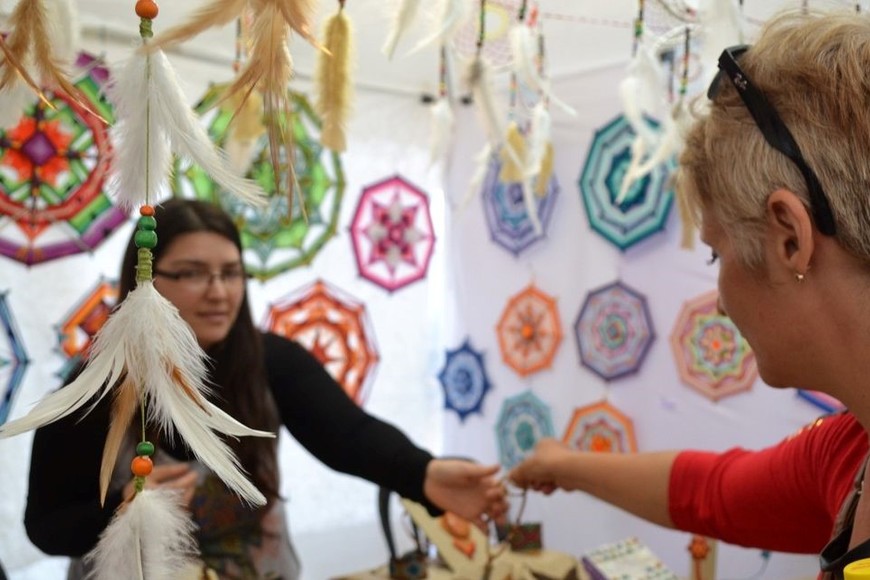 Registro de una de las ediciones de la Feria de Artesanos previas a la pandemia. Este año, se recupera el encuentro. Foto: Archivo El Litoral