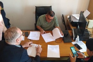 El fiscal Marcelo Fontana junto con personal de la Secretaría de Derechos Humanos de la provincia en la DDI de Lomas de Zamora.