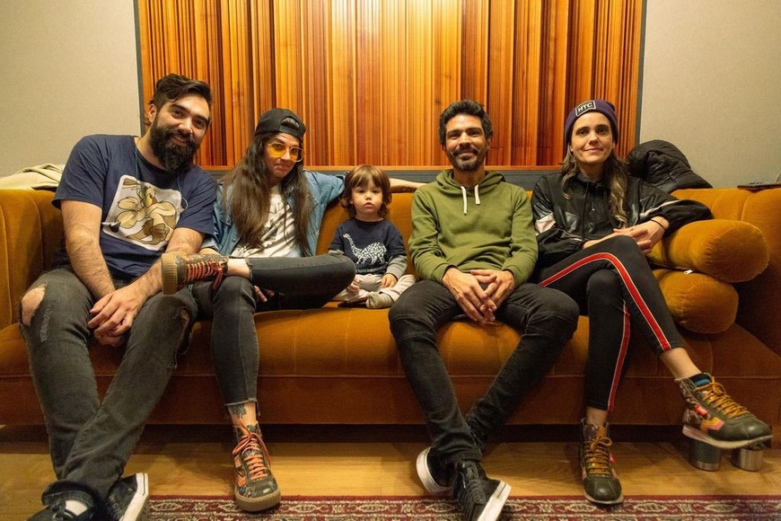 Eruca Sativa: El trío junto al quenista invitado Víctor Carrión y Milo (hijo menor de Lula) en los estudios Woman, donde se grabó la versión de "Afuera". Foto: Gentileza producción