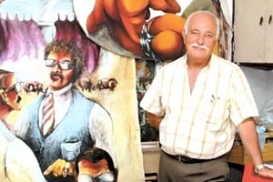 El crítico y artista en su taller, trabajando la exageración de gestos, posturas y partes de la figura humana en escena. Foto: Archivo El Litoral