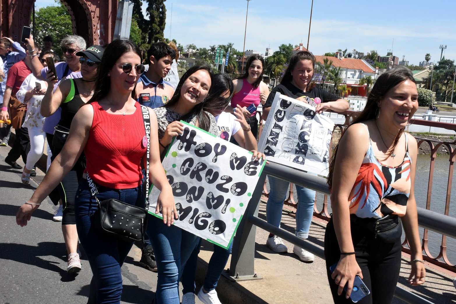 Estudiantes de medicina de Santa Fe realizan su tradicional "cruzada" Partieron del rectorado de la UNL y marcharon por Bulevar hasta llegar a la Costanera. Cruzaron el Puente Colgante y la fiesta seguía en la Costanera Este. Foto Guillermo Di Salvatore