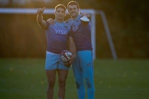 "Todo listo, todo bien". Parecen decir el 10 y el 11: el cordobés Santiago Carreras y el rosarino Emiliano Boffelli. Crédito: Prensa UAR / Gaspafotos.