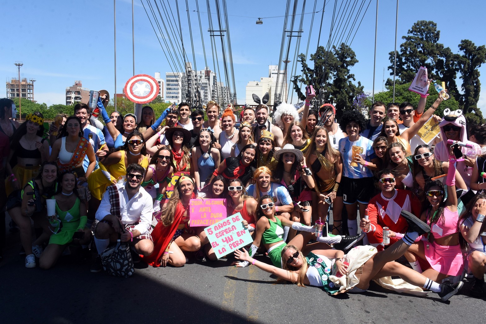 Estudiantes de medicina de Santa Fe realizan su tradicional "cruzada" Partieron del rectorado de la UNL y marcharon por Bulevar hasta llegar a la Costanera. Cruzaron el Puente Colgante y la fiesta seguía en la Costanera Este. Foto Guillermo Di Salvatore