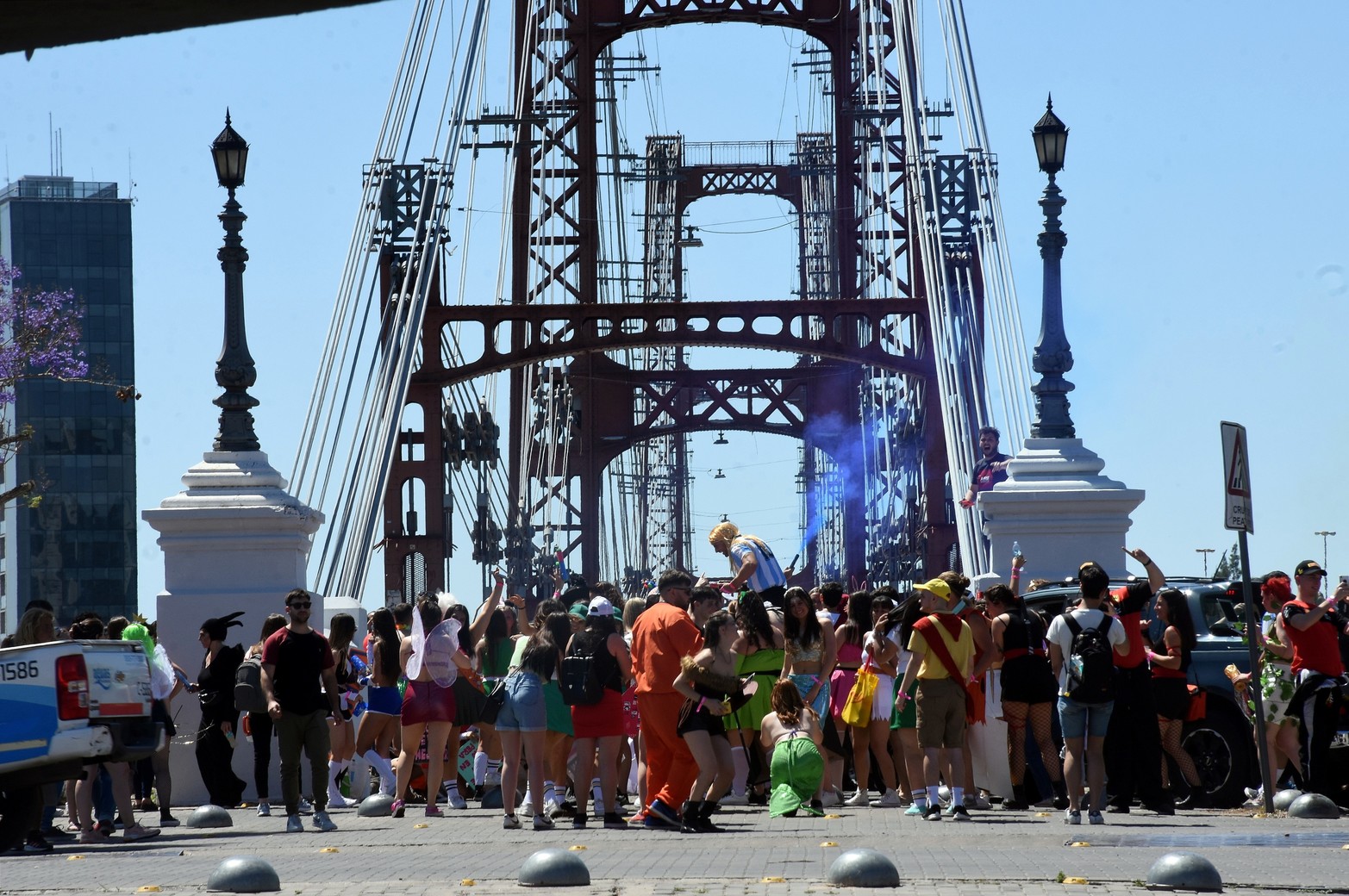 Estudiantes de medicina de Santa Fe realizan su tradicional "cruzada" Partieron del rectorado de la UNL y marcharon por Bulevar hasta llegar a la Costanera. Cruzaron el Puente Colgante y la fiesta seguía en la Costanera Este. Foto Guillermo Di Salvatore