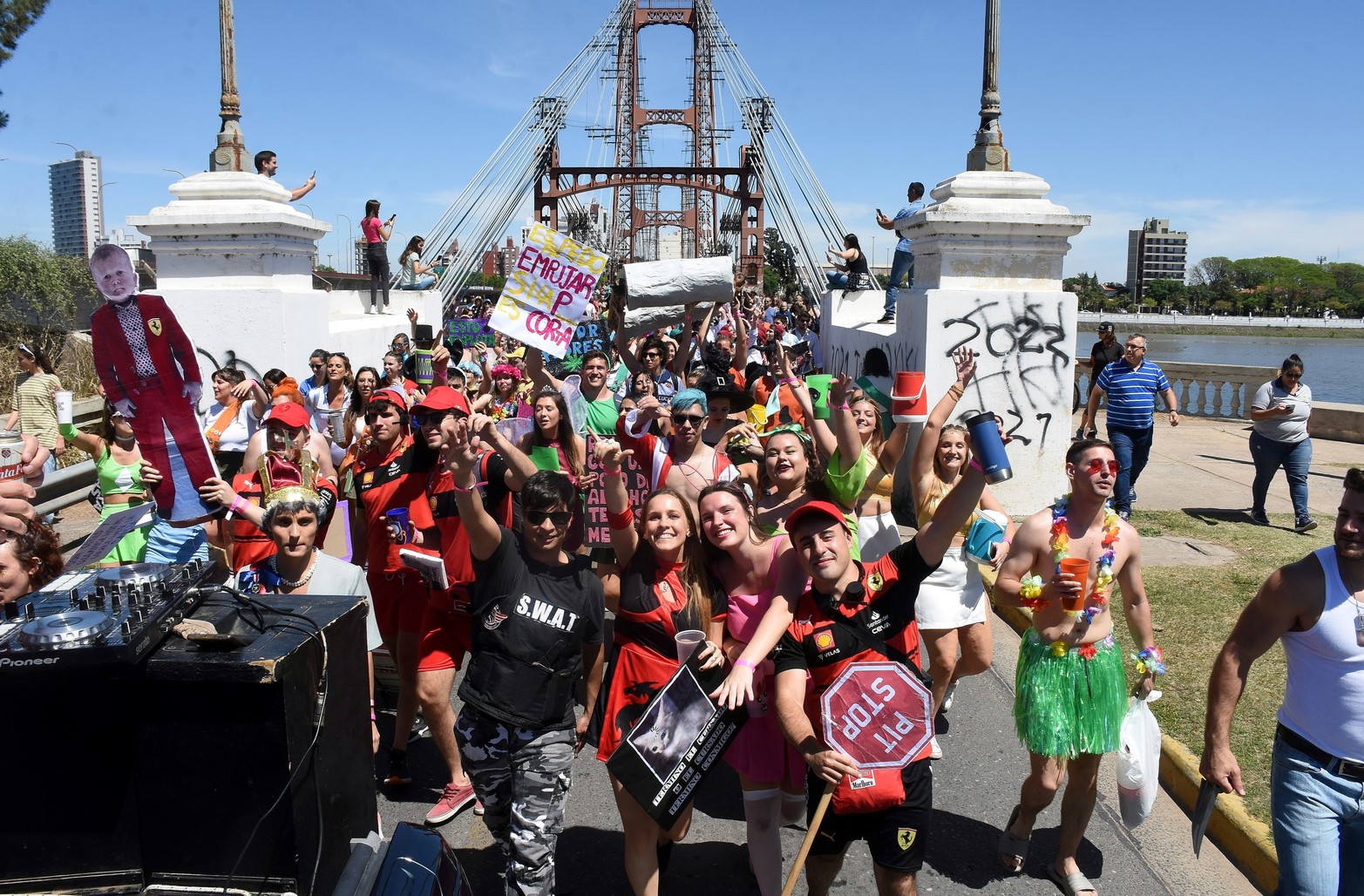 Estudiantes de medicina de Santa Fe realizan su tradicional "cruzada" Partieron del rectorado de la UNL y marcharon por Bulevar hasta llegar a la Costanera. Cruzaron el Puente Colgante y la fiesta seguía en la Costanera Este. Foto Guillermo Di Salvatore