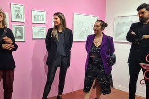 Inauguración de “Alegoría de la existencia” en Púrpura Galería. En la foto: Daniela Arnaudo, Lali Martínez Spaggiari, Candelaria Gomez Crespo y César Núñez. Foto: Gentileza Púrpura