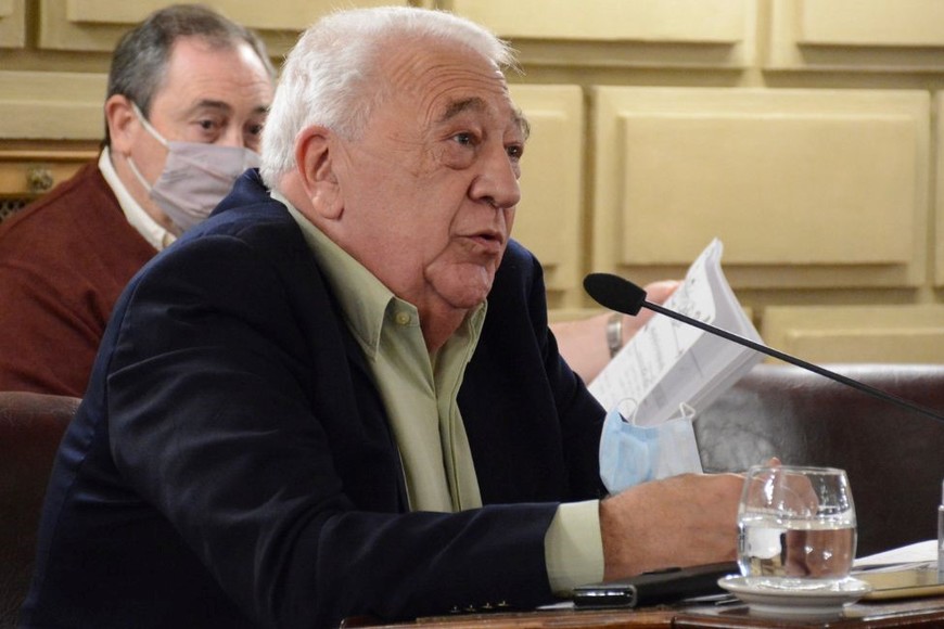 En 1874 se produjo la muerte del vigilante Antonio De los Santos, en Colonia Helvecia. Hacía diez años que había sido creada la Policía. Un rinconero que había bebido demasiado, Paulo Vasques, lo apuñaló. El senador peronista por Vera, Osvaldo Sosa, presentó el proyecto.