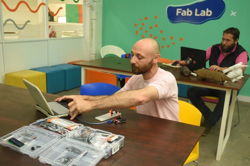 David Bär se está formando en robótica y Sebastián Palomeque utiliza el espacio para desarrollar su proyecto de figuras de la fauna litoraleña.