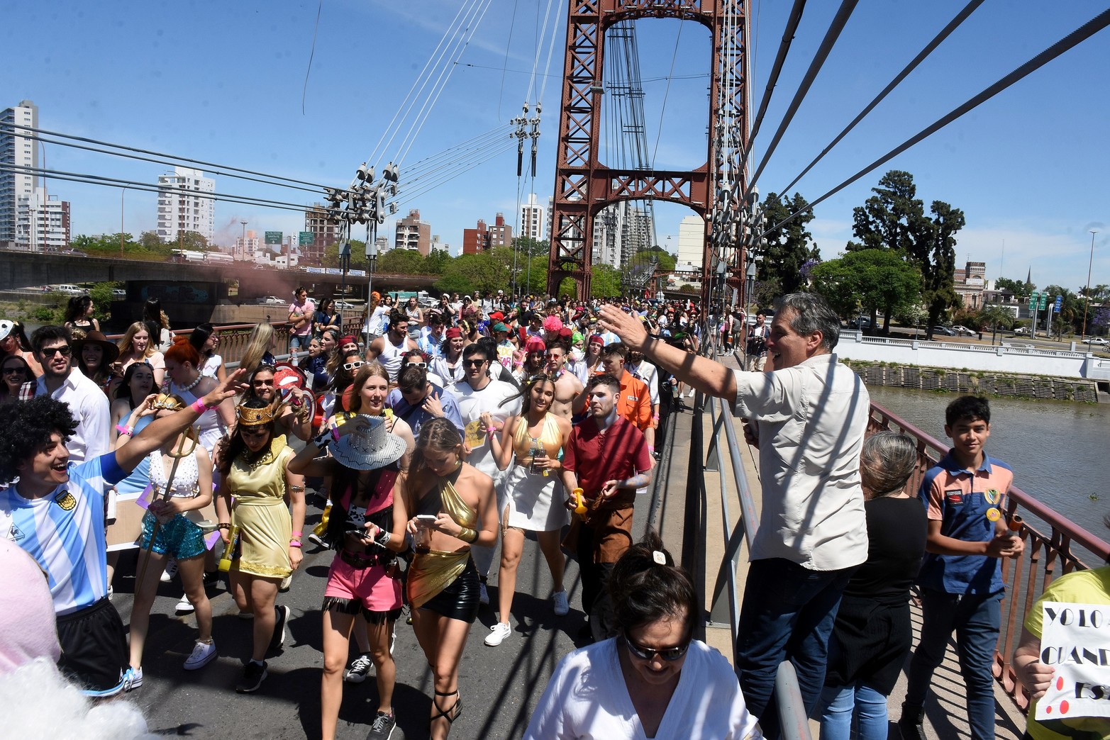 Estudiantes de medicina de Santa Fe realizan su tradicional "cruzada" Partieron del rectorado de la UNL y marcharon por Bulevar hasta llegar a la Costanera. Cruzaron el Puente Colgante y la fiesta seguía en la Costanera Este. Foto Guillermo Di Salvatore
