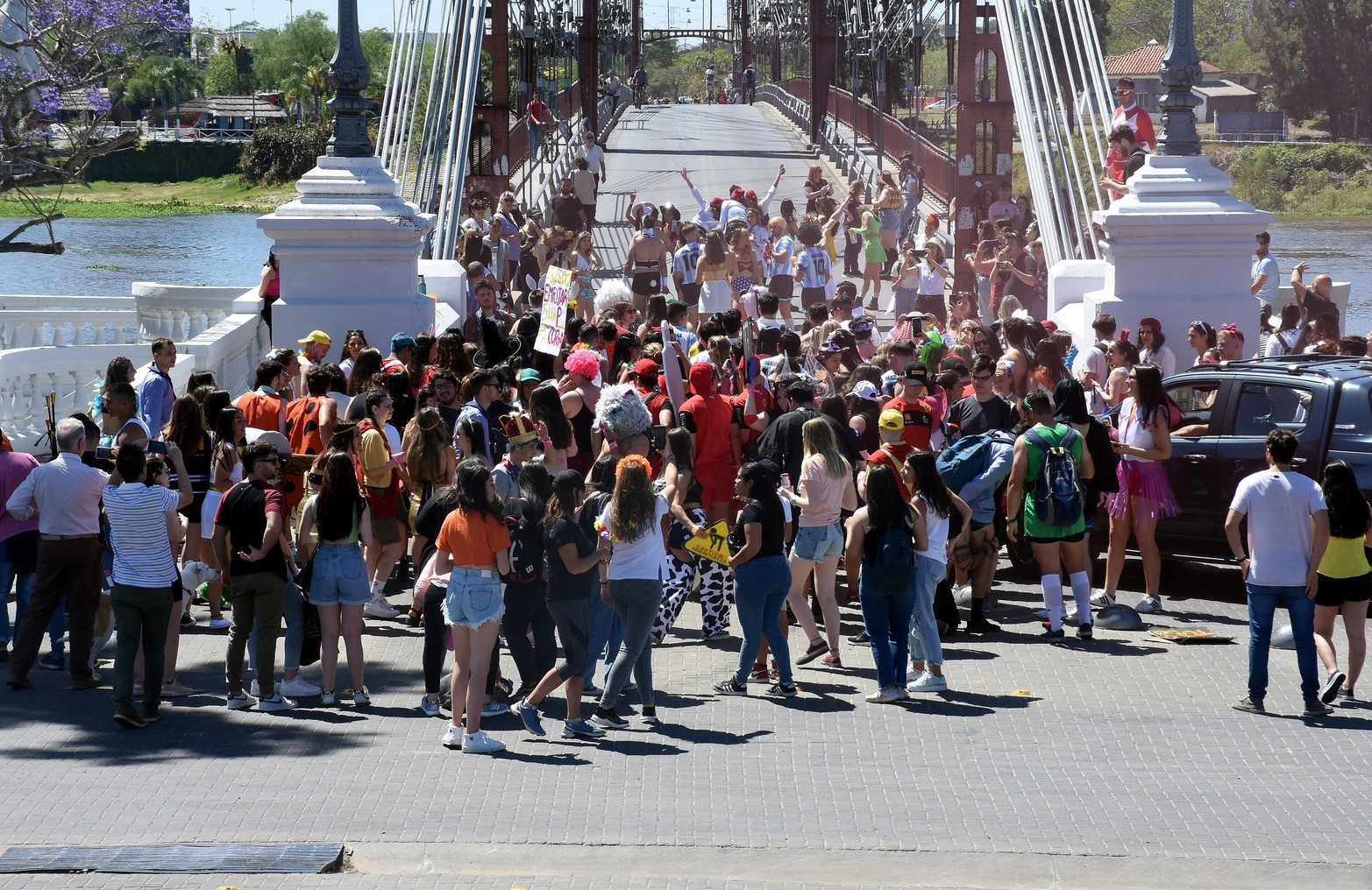 Estudiantes de medicina de Santa Fe realizan su tradicional "cruzada" Partieron del rectorado de la UNL y marcharon por Bulevar hasta llegar a la Costanera. Cruzaron el Puente Colgante y la fiesta seguía en la Costanera Este. Foto Guillermo Di Salvatore