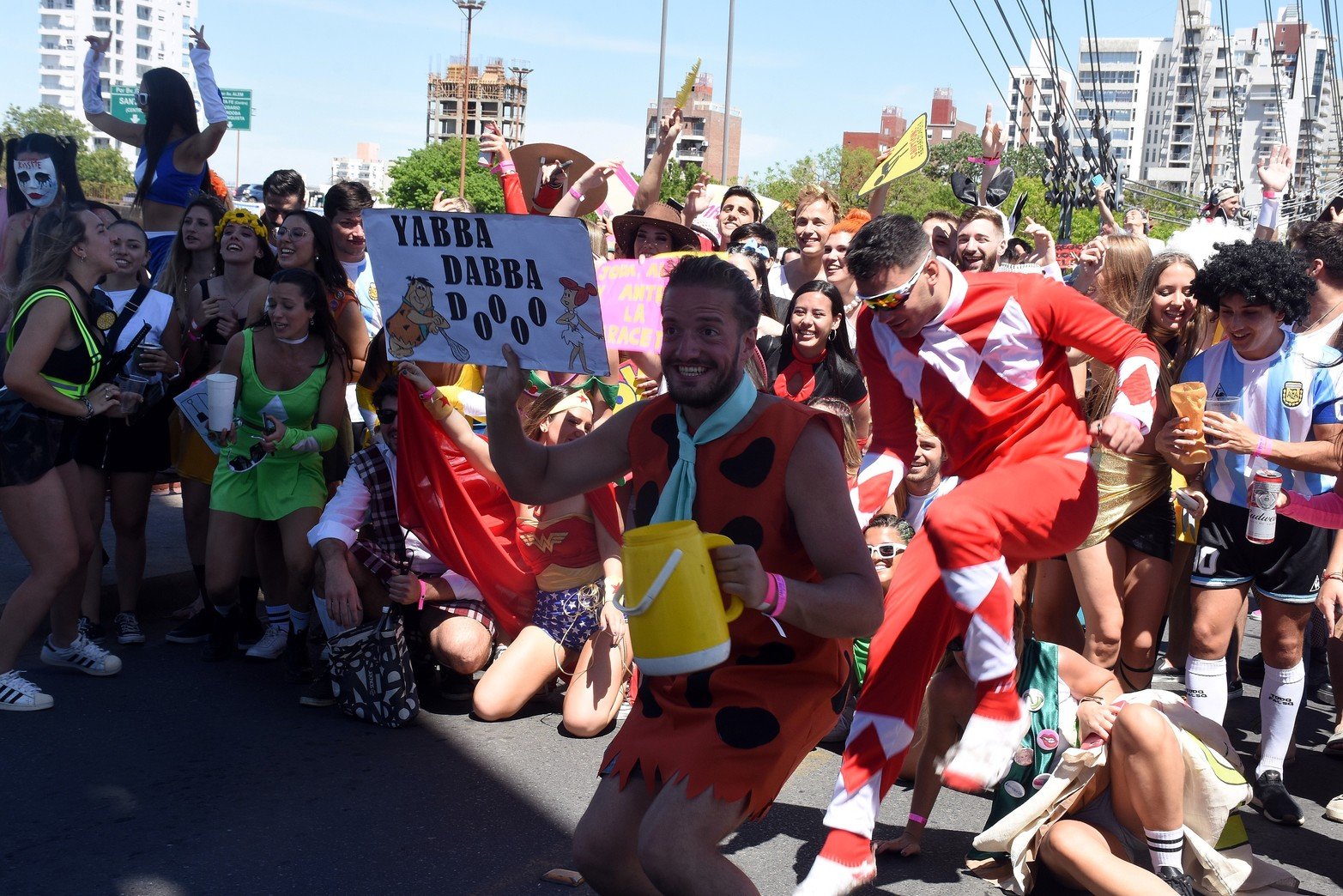 Estudiantes de medicina de Santa Fe realizan su tradicional "cruzada" Partieron del rectorado de la UNL y marcharon por Bulevar hasta llegar a la Costanera. Cruzaron el Puente Colgante y la fiesta seguía en la Costanera Este. Foto Guillermo Di Salvatore