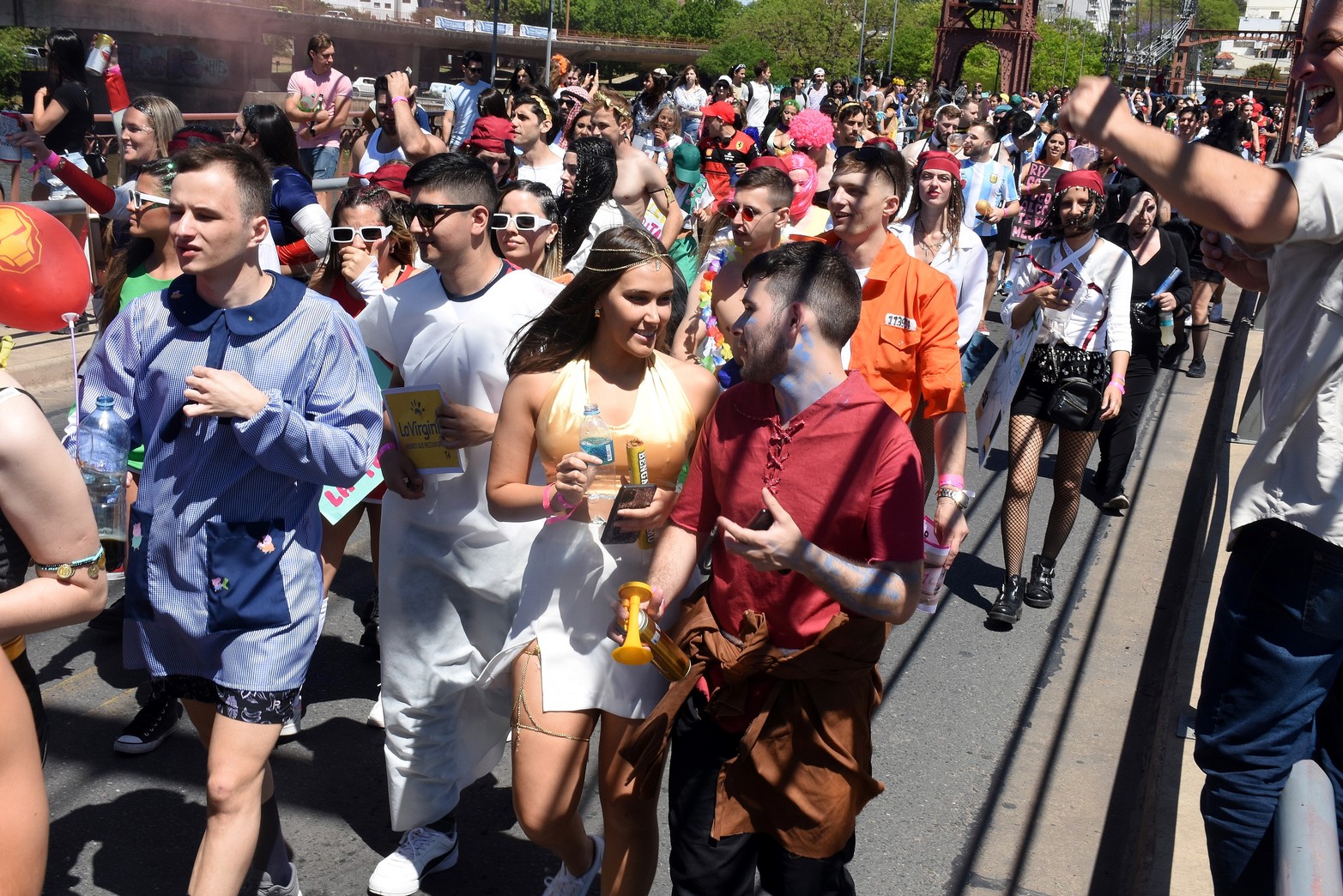 Estudiantes de medicina de Santa Fe realizan su tradicional "cruzada" Partieron del rectorado de la UNL y marcharon por Bulevar hasta llegar a la Costanera. Cruzaron el Puente Colgante y la fiesta seguía en la Costanera Este. Foto Guillermo Di Salvatore