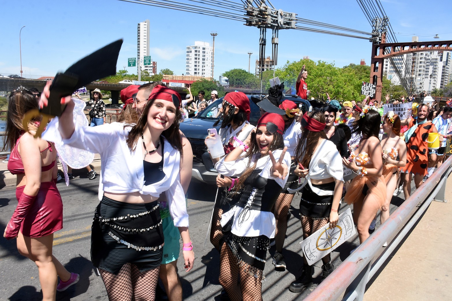 Estudiantes de medicina de Santa Fe realizan su tradicional "cruzada" Partieron del rectorado de la UNL y marcharon por Bulevar hasta llegar a la Costanera. Cruzaron el Puente Colgante y la fiesta seguía en la Costanera Este. Foto Guillermo Di Salvatore