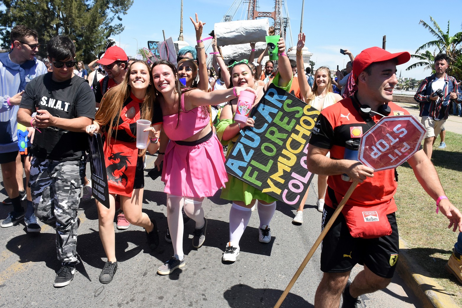 Estudiantes de medicina de Santa Fe realizan su tradicional "cruzada" Partieron del rectorado de la UNL y marcharon por Bulevar hasta llegar a la Costanera. Cruzaron el Puente Colgante y la fiesta seguía en la Costanera Este. Foto Guillermo Di Salvatore