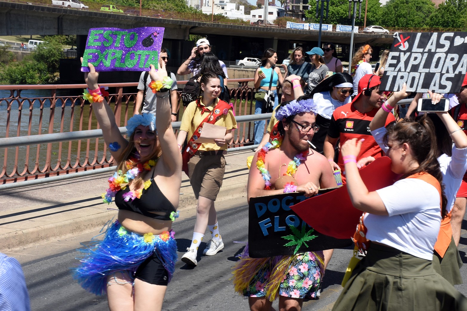 Estudiantes de medicina de Santa Fe realizan su tradicional "cruzada" Partieron del rectorado de la UNL y marcharon por Bulevar hasta llegar a la Costanera. Cruzaron el Puente Colgante y la fiesta seguía en la Costanera Este. Foto Guillermo Di Salvatore