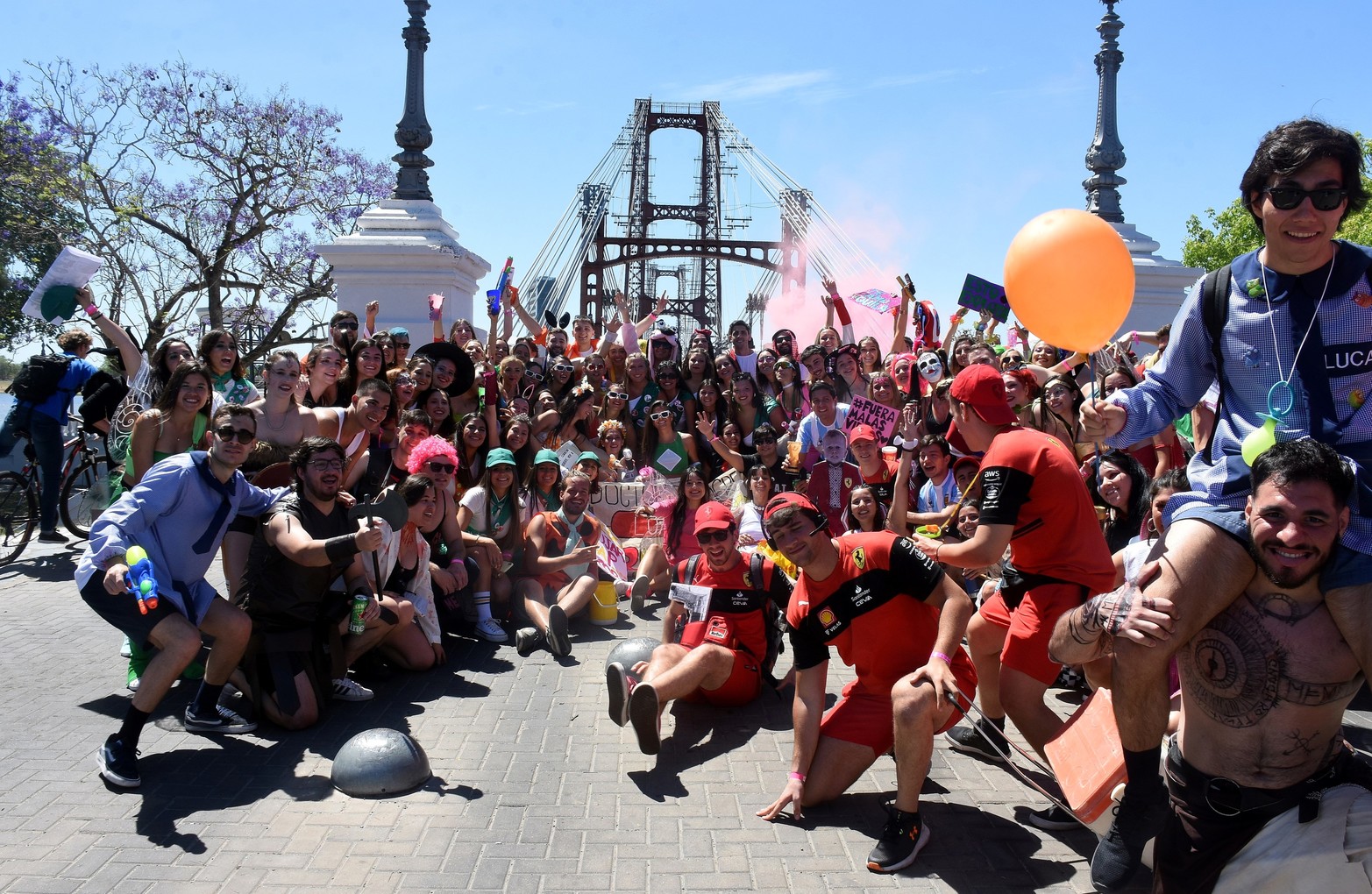 Estudiantes de medicina de Santa Fe realizan su tradicional "cruzada" Partieron del rectorado de la UNL y marcharon por Bulevar hasta llegar a la Costanera. Cruzaron el Puente Colgante y la fiesta seguía en la Costanera Este. Foto Guillermo Di Salvatore