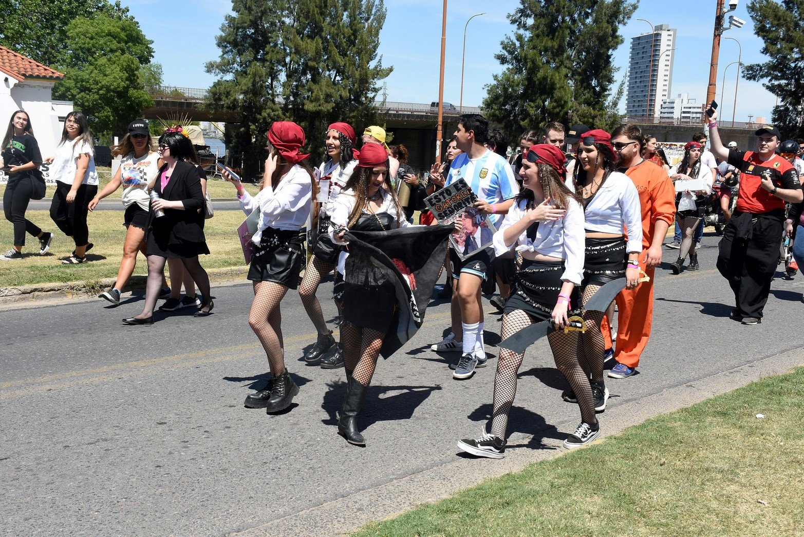 Estudiantes de medicina de Santa Fe realizan su tradicional "cruzada" Partieron del rectorado de la UNL y marcharon por Bulevar hasta llegar a la Costanera. Cruzaron el Puente Colgante y la fiesta seguía en la Costanera Este. Foto Guillermo Di Salvatore