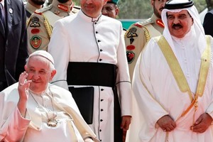 El papa Francisco y el rey de Bahréin, Hamad bin Isa Al Khalifa, asisten a la ceremonia de clausura del Foro de Bahréin. Crédito: REUTERS.