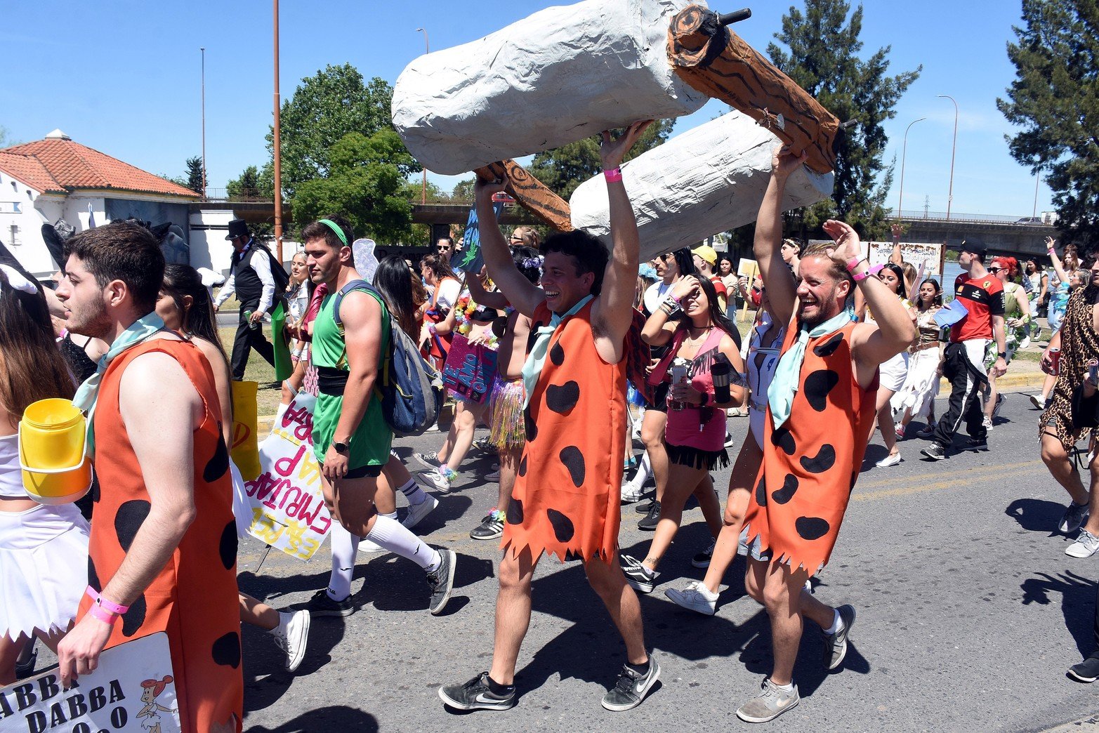Estudiantes de medicina de Santa Fe realizan su tradicional "cruzada" Partieron del rectorado de la UNL y marcharon por Bulevar hasta llegar a la Costanera. Cruzaron el Puente Colgante y la fiesta seguía en la Costanera Este. Foto Guillermo Di Salvatore