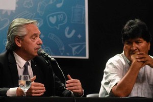 Fernández junto a Morales, en el panel de la Feria del Libro Nacional y Popular. Crédito: Pablo Aguirre