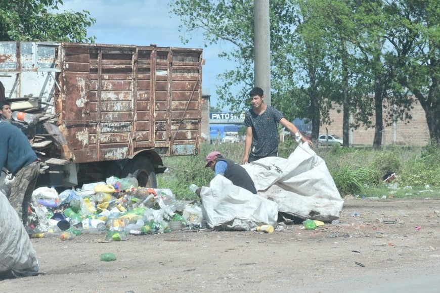 Recicladores. Estos vecinos buscan plásticos para vender. Crédito: Flavio Raina
