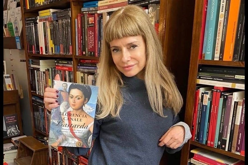 La escritora Florencia Canale con un ejemplar de su flamante libro. Foto: Gentileza de la autora