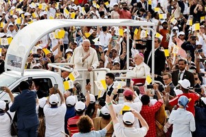 El papa Francisco saluda a la gente mientras asiste a una santa misa en el Estadio Nacional de Baréin durante su viaje apostólico, en Riffa, Baréin. 5 de noviembre, 2022. REUTERS/Hamad I Mohammed
