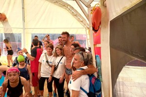 Unos 50 chicos dentro de la pileta escucharon y aprendieron de uno de los mejores nadadores argentinos de todos los tiempos.