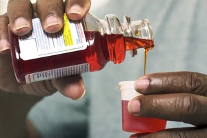 En Gambia (África), varios jarabes provocaron la muerte de 69 chicos. Son jarabes de esos que con cierta ingenuidad se venden para la tos y los mocos, para los síntomas del resfrío o de los cuadros gripales de la infancia.