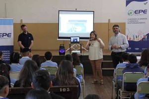 El titular de la EPE resaltó “lo trascendente que es trabajar en esta etapa de la escolaridad primaria, trasladando lo fundamental que es tener los recaudos indispensables en la utilización de los artefactos ligados a la energía eléctrica y tener un consumo eficiente de este recurso”. Foto: Gobierno de Santa Fe