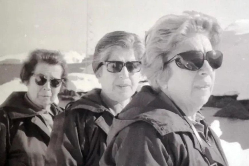 Irene junto a las científicas que la acompañaron a la Antártida.