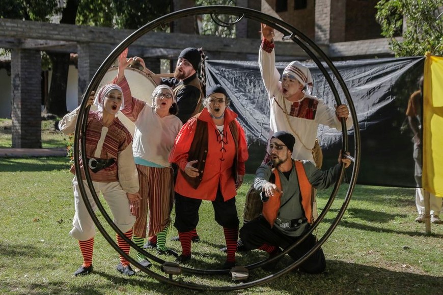 “Mensajes al viento” incorpora las herramientas del teatro callejero, pero también como recurso discursivo propone textos en rima, trabalenguas y canciones".Foto: Gentileza Jorge Anichini
