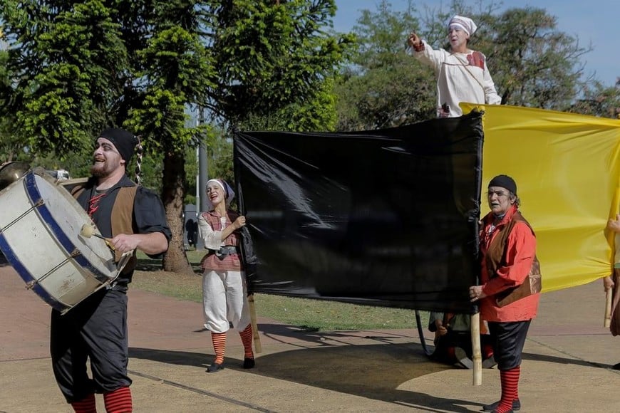 La dramaturgia es de Silvia Nerbutti y Sergio Manrique. Actúan Lina Esper, Cielo Parodi, Silvia Nerbutti, Matías Niizawa, Julián Caronni y Julio Cabello. Foto: Gentileza Jorge Anichini