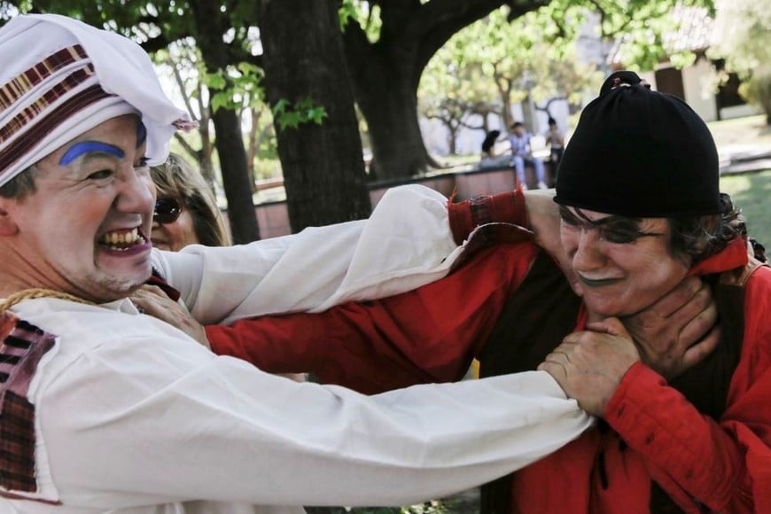 "¿Por qué no nos escuchamos? ¿Por qué no toleramos la opinión de los demás? " se preguntan los actores. Foto: Gentileza Jorge Anichini