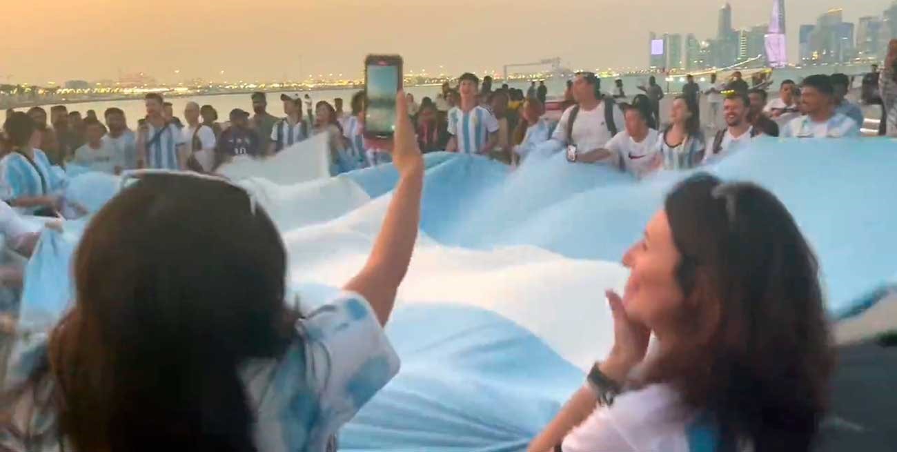 Argentinos hicieron el primer banderazo en Qatar