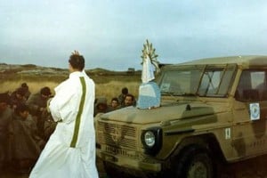 Un registro histórico. La imagen de la Virgen de Luján en las Islas Malvinas, apoyada sobre el capó de un jeep: en oración a su alrededor, un grupo de soldados argentinos.