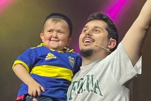 Hasbulla junto a "Luquitas", uno de sus contactos amigos en Argentina.