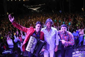 El gran show de la noche estuvo a cargo de Palmae, que una vez más hizo bailar a la ciudad al ritmo de la cumbia santafesina. El intendente de Funes, Roly Santacroce, fue convocado por la banda y saludó a sus vecinos, los cuales lo recibieron coreando su nombre generando gran emoción en la autoridad local.  Foto: Municipalidad de Funes