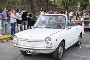 Los vehículos clásicos iniciaron el recorrido por la avenida San Martín desde calle Moreno hasta Falucho y luego tomaron bulevar Sargento Cabral, por donde se dirigieron hasta el Campo de la Gloria. Foto: Municipalidad de San Lorenzo