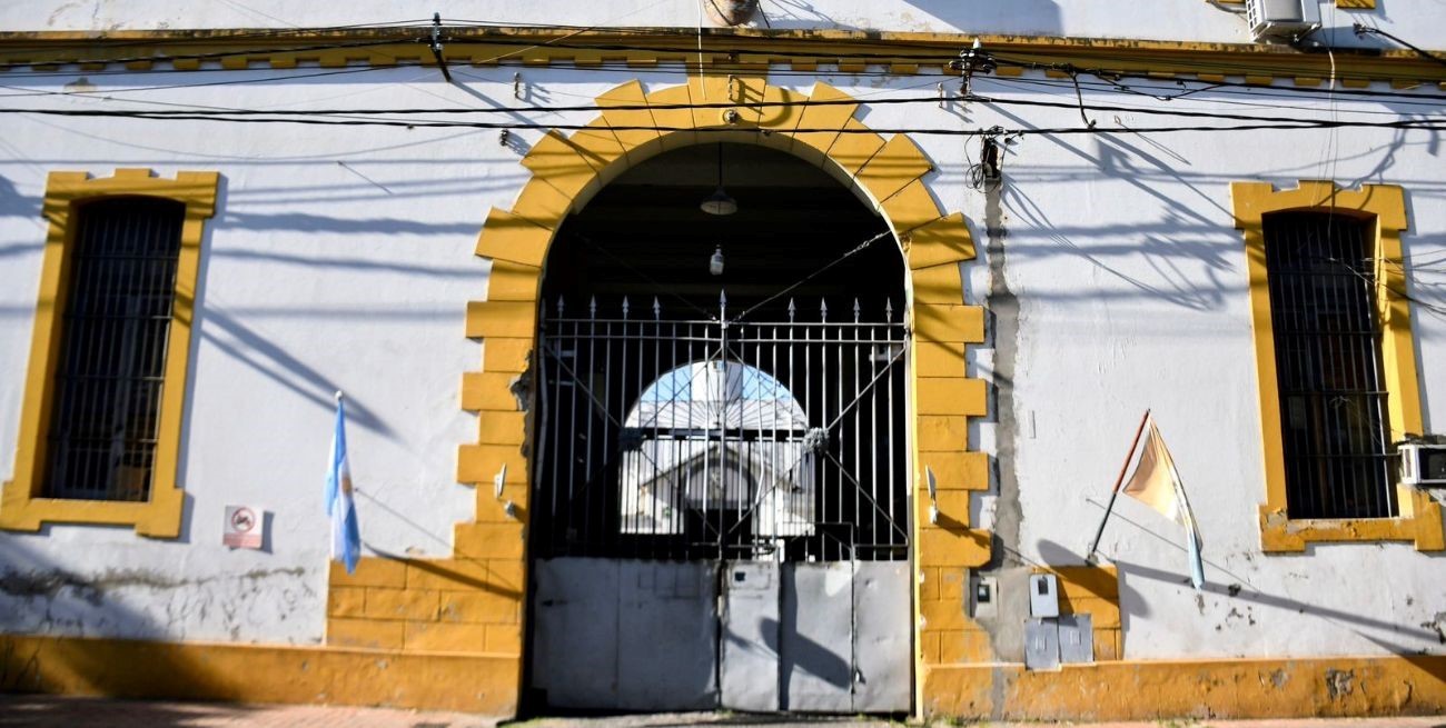 Rosario: balearon la cárcel ubicada a metros del parque Independencia