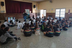 “El objetivo de estas acciones es seguir promoviendo la separación de residuos en origen. Además de enseñar a cómo se realiza el compostaje y diferentes acciones que promuevan el cuidado del medioambiente”. Foto: Comuna de San Carlos Sud