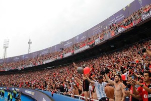 40 mil hinchas de Colón "invadieron" Asunción de Paraguay. 