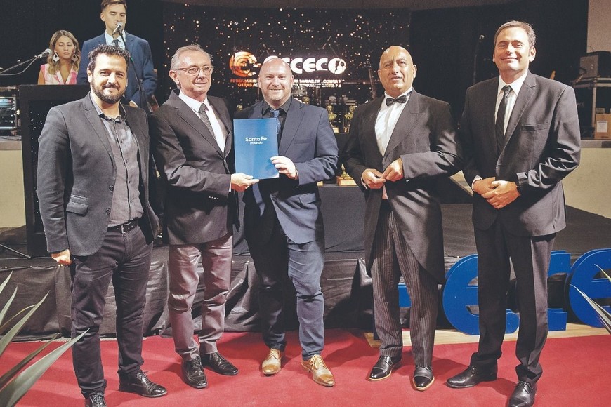 De derecha a izquierda: Martín Salemi, tesorero de Fececo; Daniel Costamagna, ministro de la Producción; Leandro Aglieri, secretario de Fececo; Eduardo Taborda, presidente de Fececo, y Juan Marcos Aviano, secretario de Comercio Interior y de Servicios.