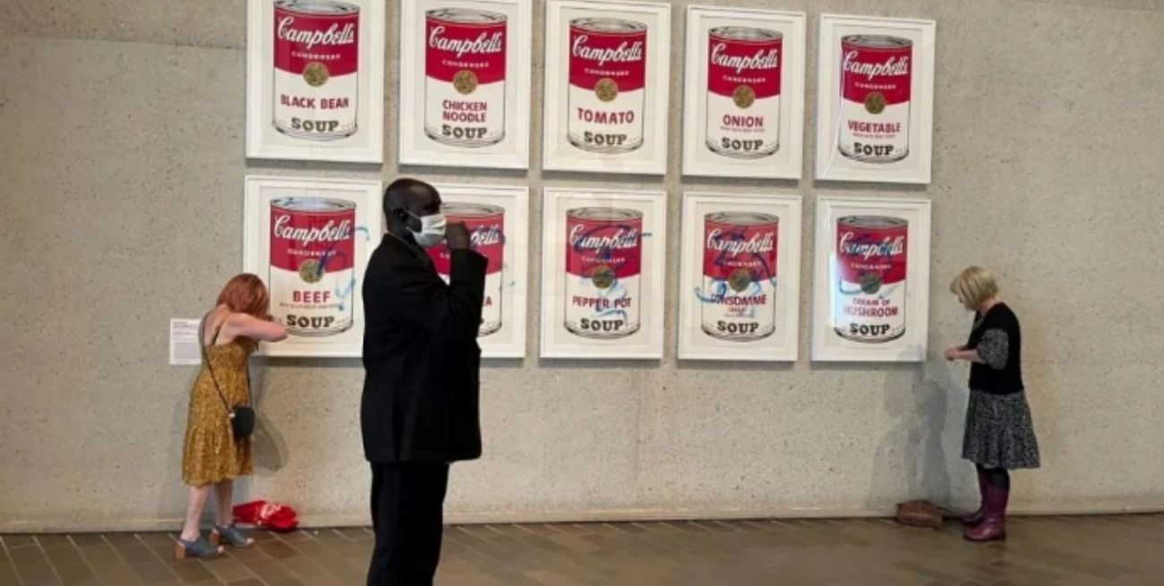 Video: ambientalistas se pegaron a una obra de Andy Warhol